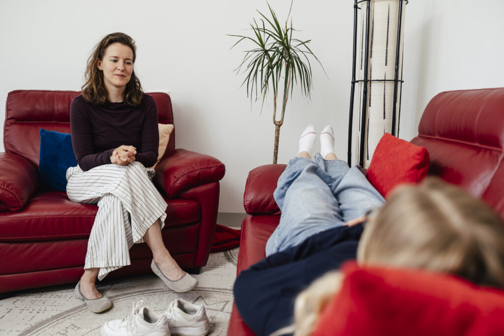 Dorothea Krall hypnotisiert in ihrer Praxis in Wieselburg eine Frau die auf der Couch liegt.